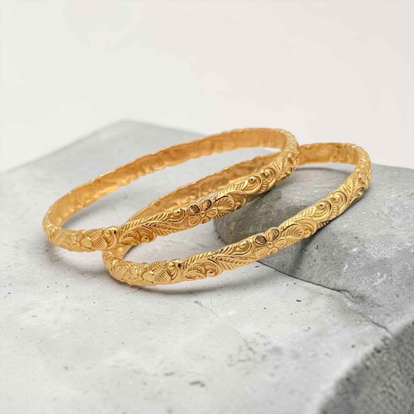 Vintage Island Style Floral Gold Bangle