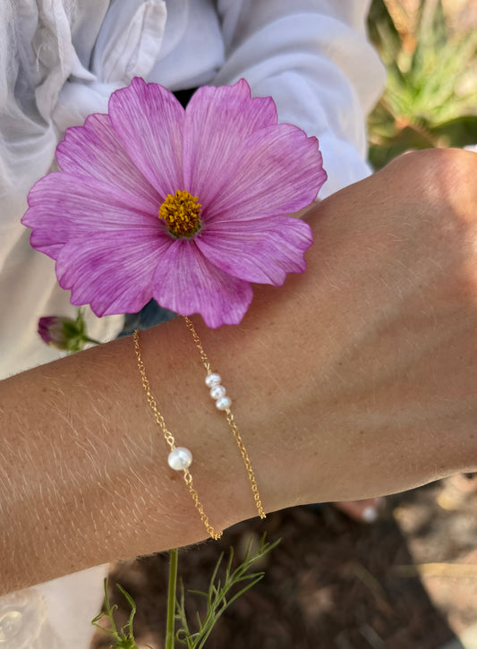 Simple & Dainty Pearl Bracelet