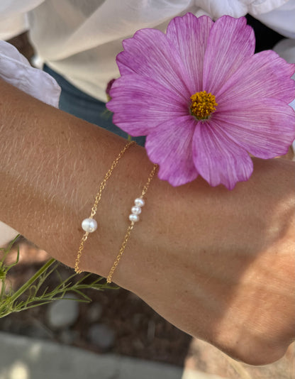 Simple & Dainty Pearl Bracelet